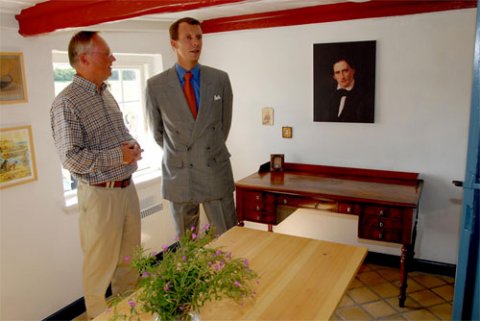 H.K.H. Prins Joachim og formanden for Nydamselskabet, Vincent Jessen, foran C. Engelhardts skrivebord og portræt på væggen